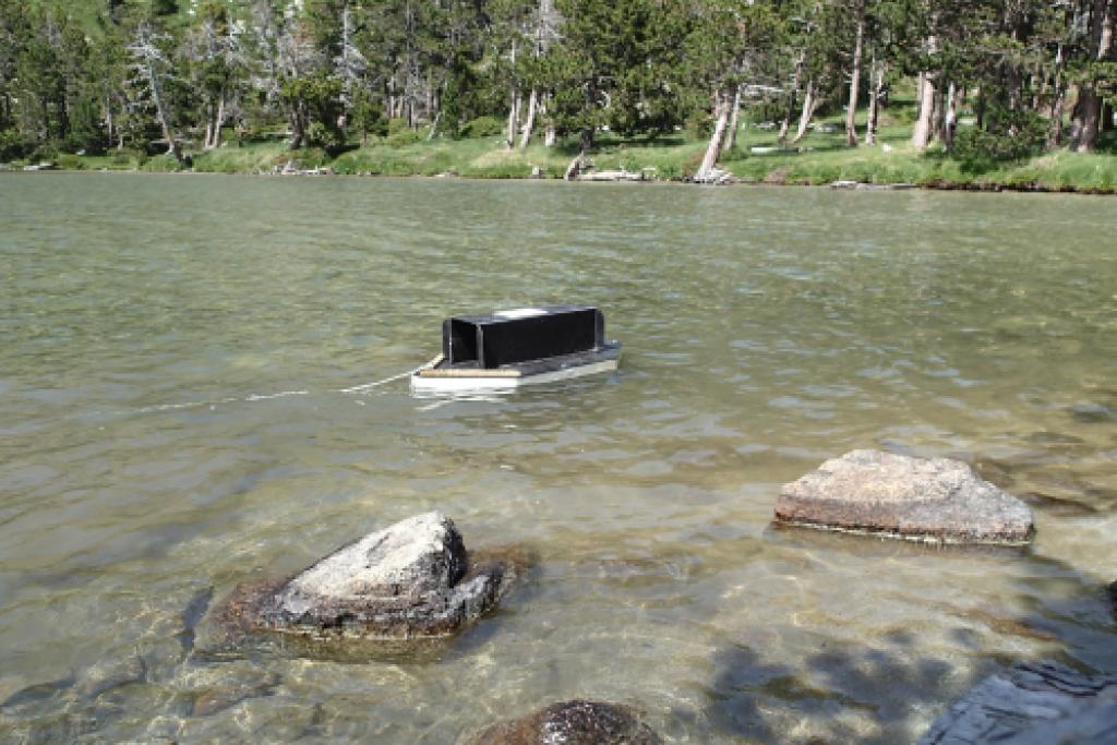 Radeau à empreintes sur l'étang du Gorg Estelat © C. Fournier